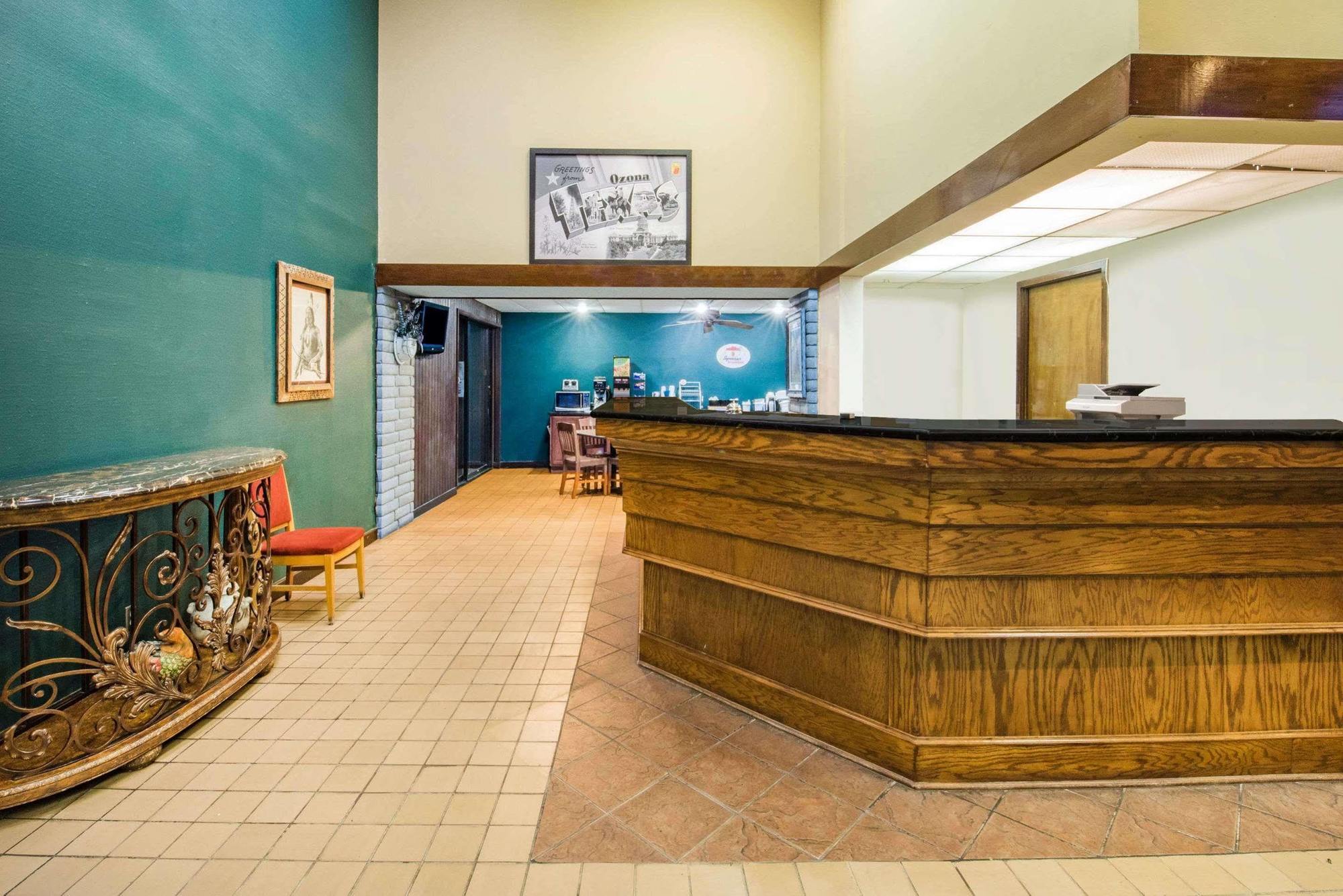 Super 8 By Wyndham Ozona Hotel Екстериор снимка