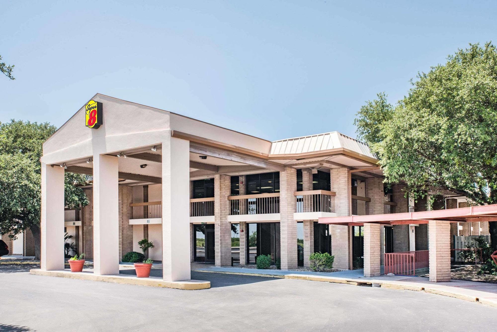 Super 8 By Wyndham Ozona Hotel Екстериор снимка